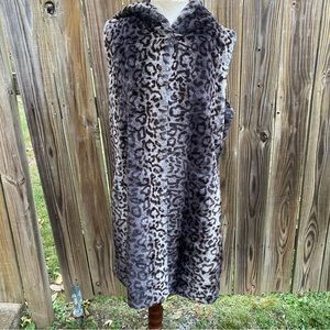 Parkhurst Outdoor Edition faux fur animal print clasp closure hood vest pockets